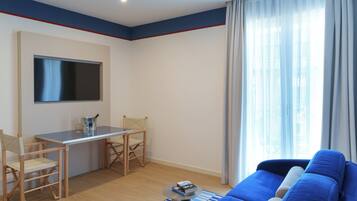Deluxe family room fronte mare con balcone | Living area | Smart TV