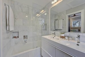 Shower, hair dryer, towels, shampoo - Historic Myers Park 2BR Apartment · Sunroom, Balcony & Free Parking Near Uptown (Charlotte)