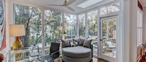 TV, lareira, escritórios