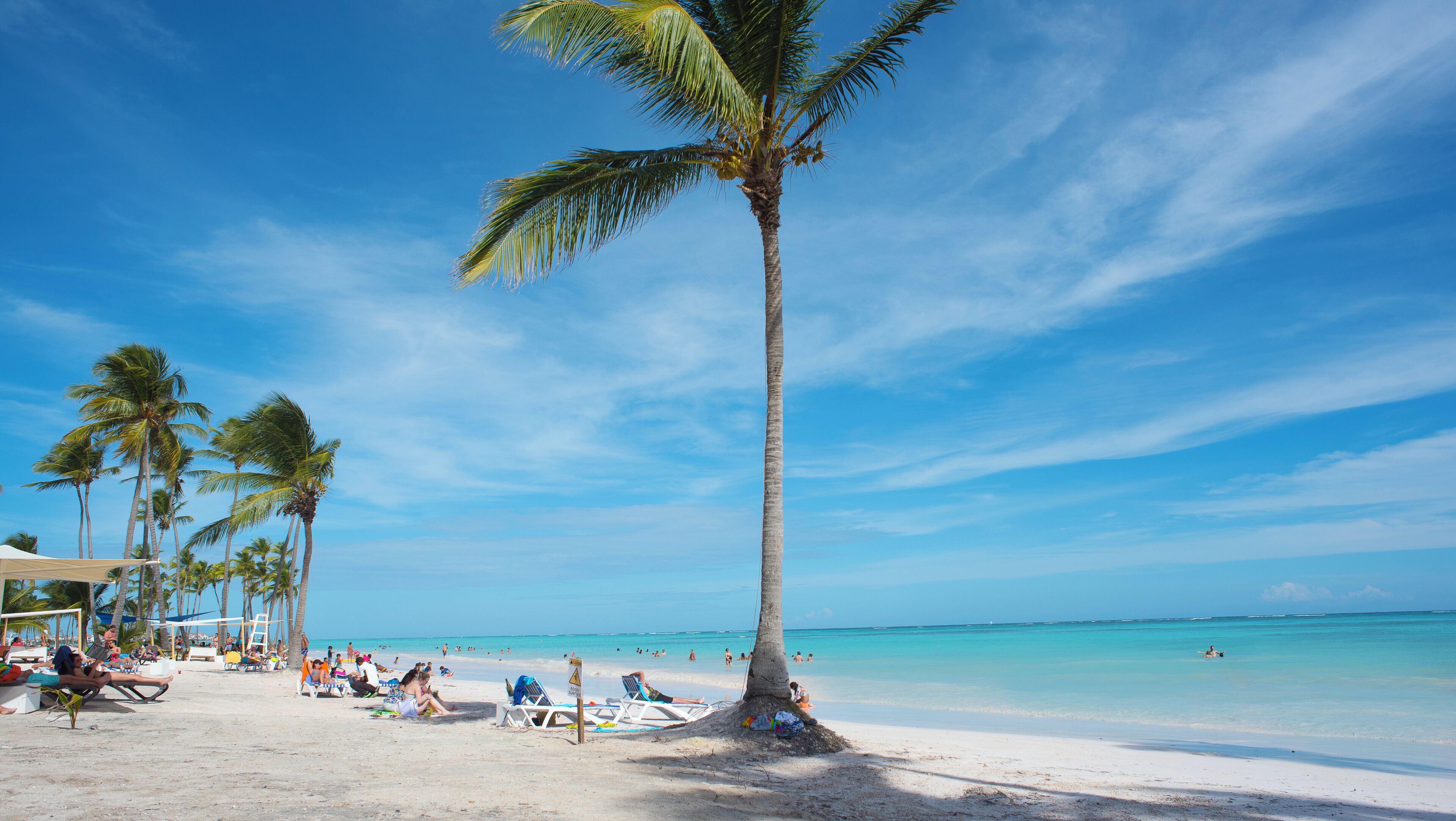 Beach nearby, sun loungers, beach towels