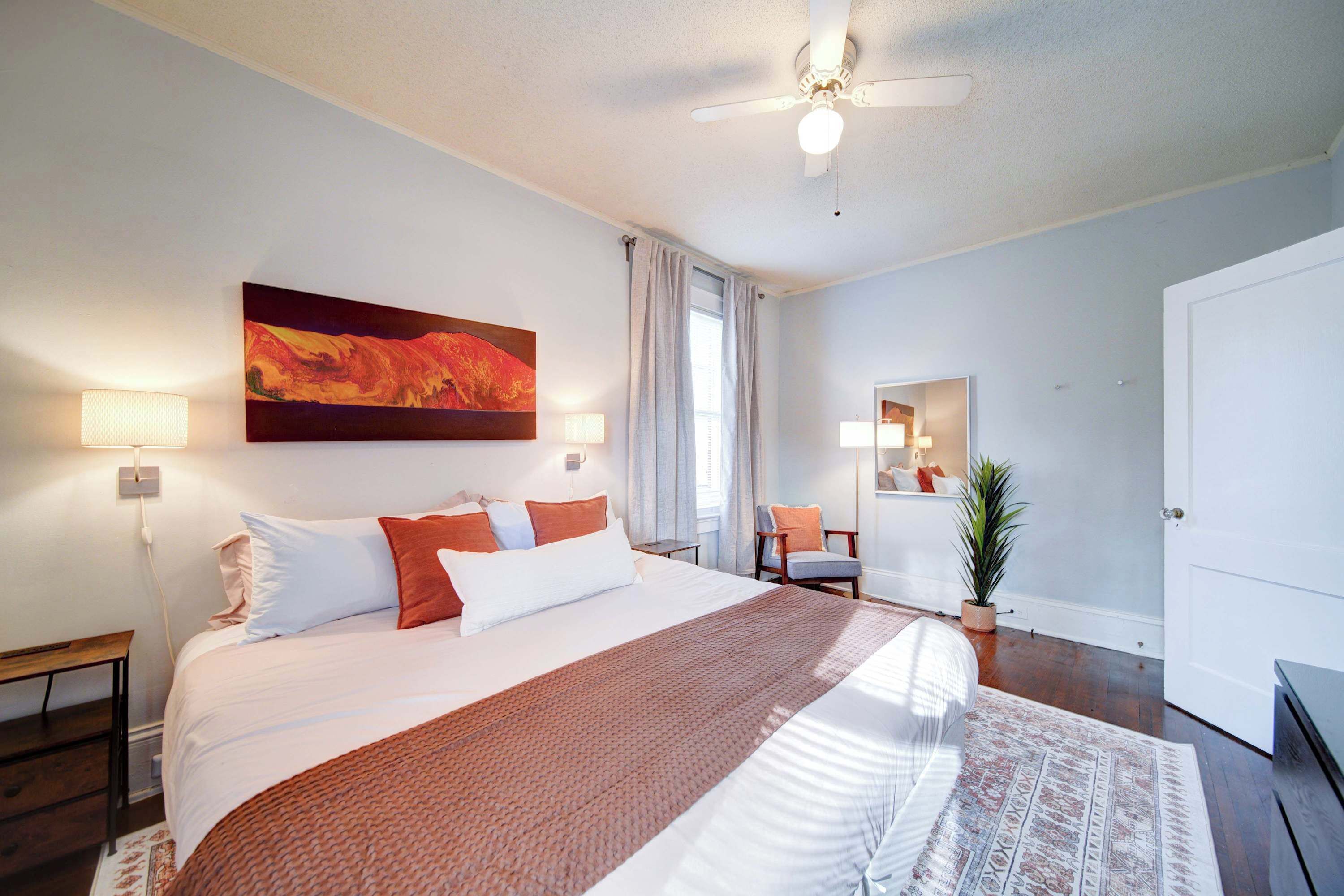 1 habitación, escritorio, tabla de planchar con plancha y cuna de viaje 