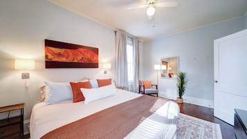 1 habitación, escritorio, tabla de planchar con plancha y cuna de viaje