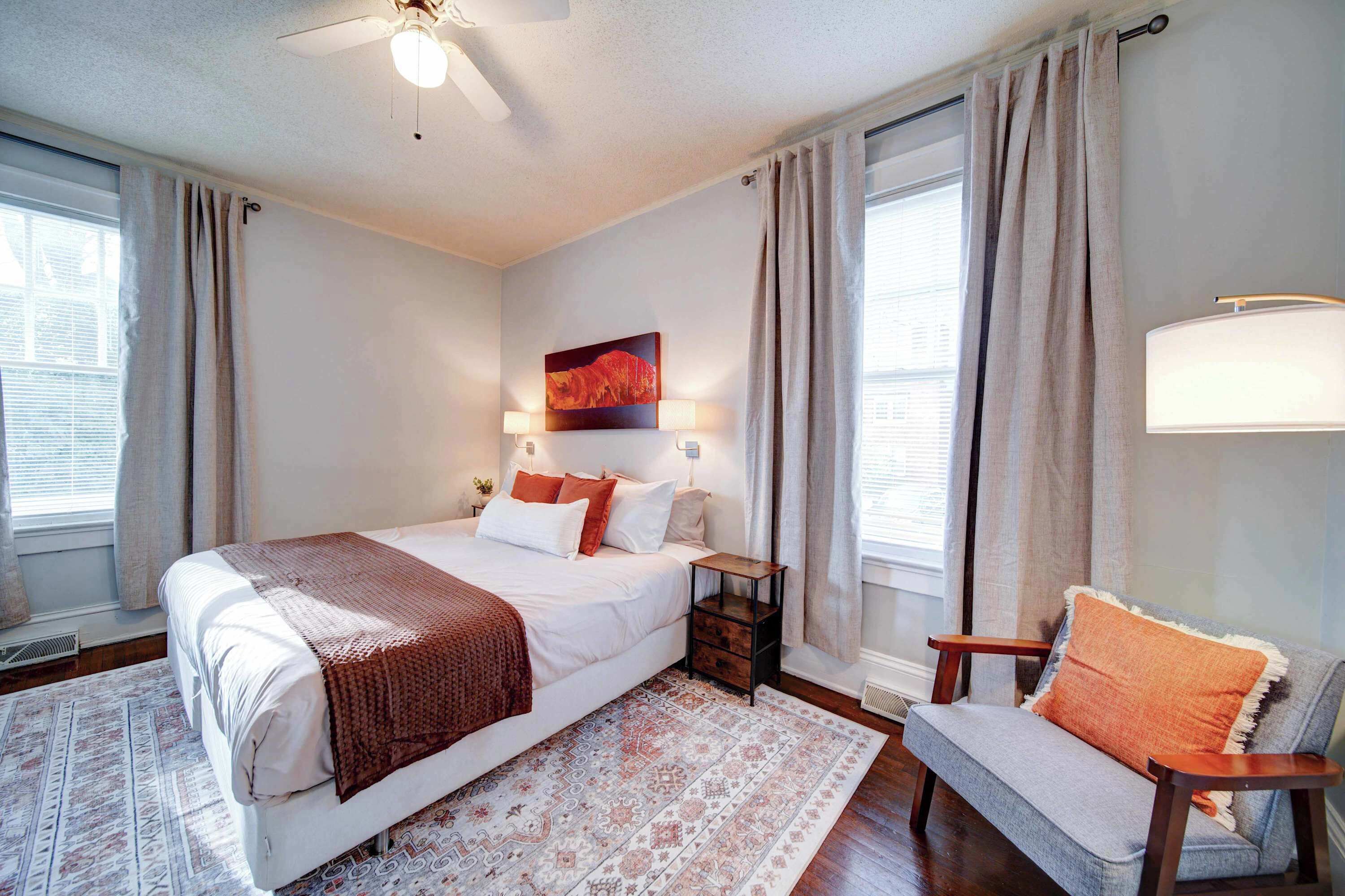 1 soveværelse, skrivebord, strygejern/strygebræt, weekendseng