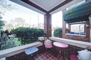 Outdoor dining - The Home Collection: Boutique Elizabeth King Suite · Private Porch · Near Uptown (Charlotte)