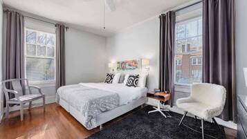 1 sovrum, skrivbord, strykjärn/strykbräda och resesäng