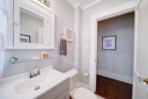 Douche, sèche-cheveux, serviettes fournies, shampoing