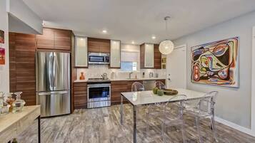 Refrigerador, microondas, horno y parrilla de estufa