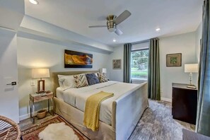 1 bedroom, desk, iron/ironing board, travel cot - Boutique Myers Park King Suite Condo with Parking Near Atrium CMC & Uptown (Charlotte)