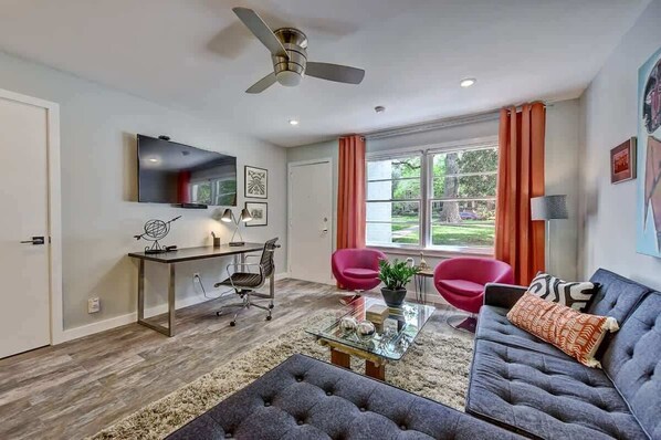 Televisión y oficina 