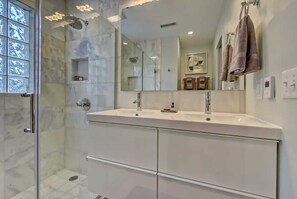 Shower, hair dryer, towels, shampoo - Boutique Myers Park King Suite Condo with Parking Near Atrium CMC & Uptown (Charlotte)