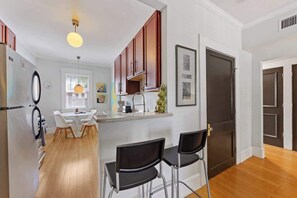 Refrigerador, microondas, horno y parrilla de estufa