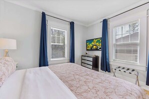 1 quarto, escrivaninha, ferros/tábuas de passar roupa, berço de viagem