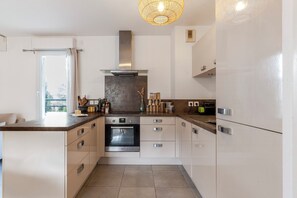 Een koelkast, een oven, een vaatwasser, een koffiezetapparaat/waterkoker