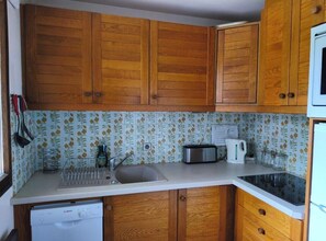 Refrigerador, microondas, lavavajillas y cafetera y tetera 