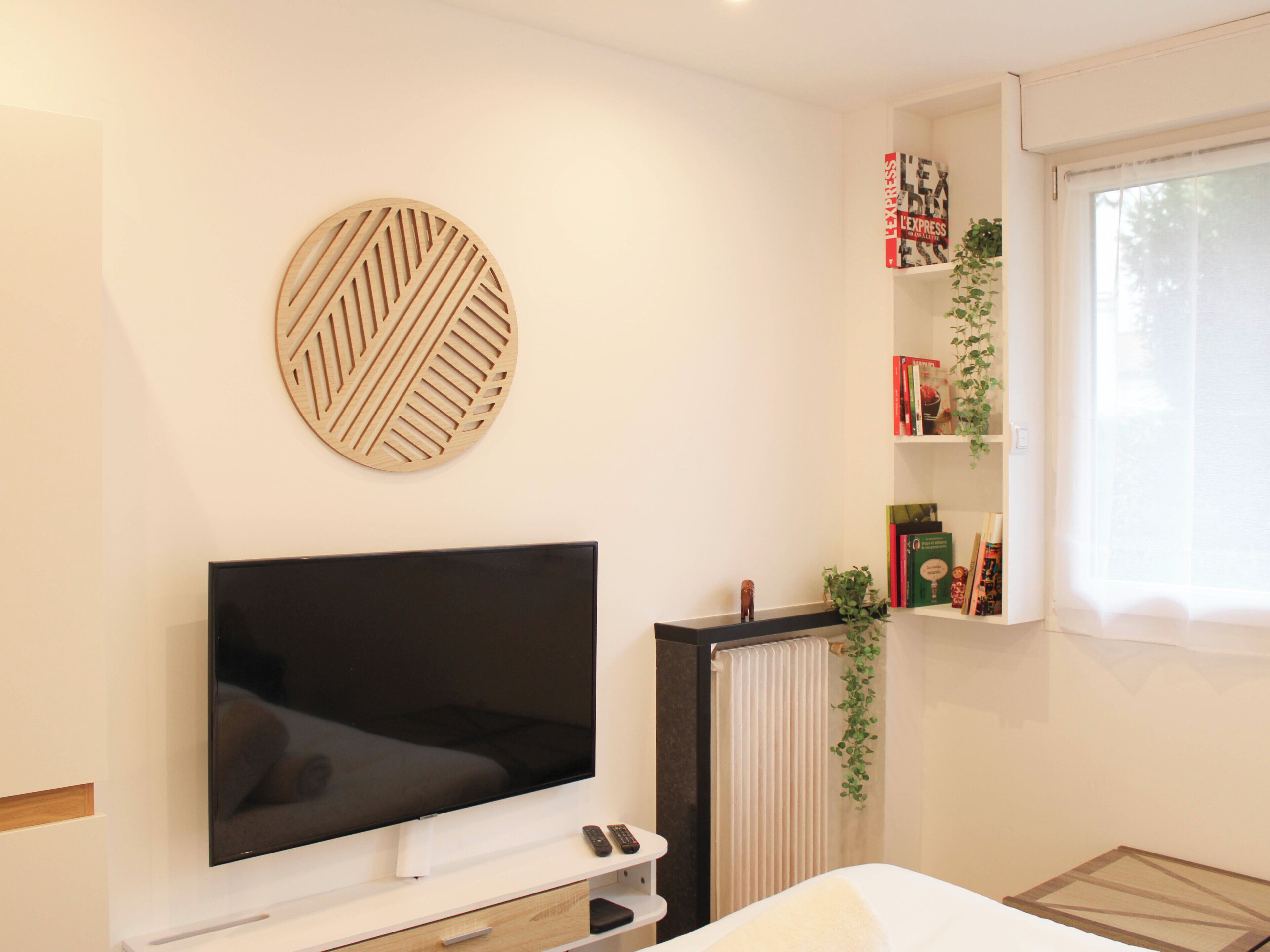 Een strijkplank/strijkijzer, wifi, beddengoed