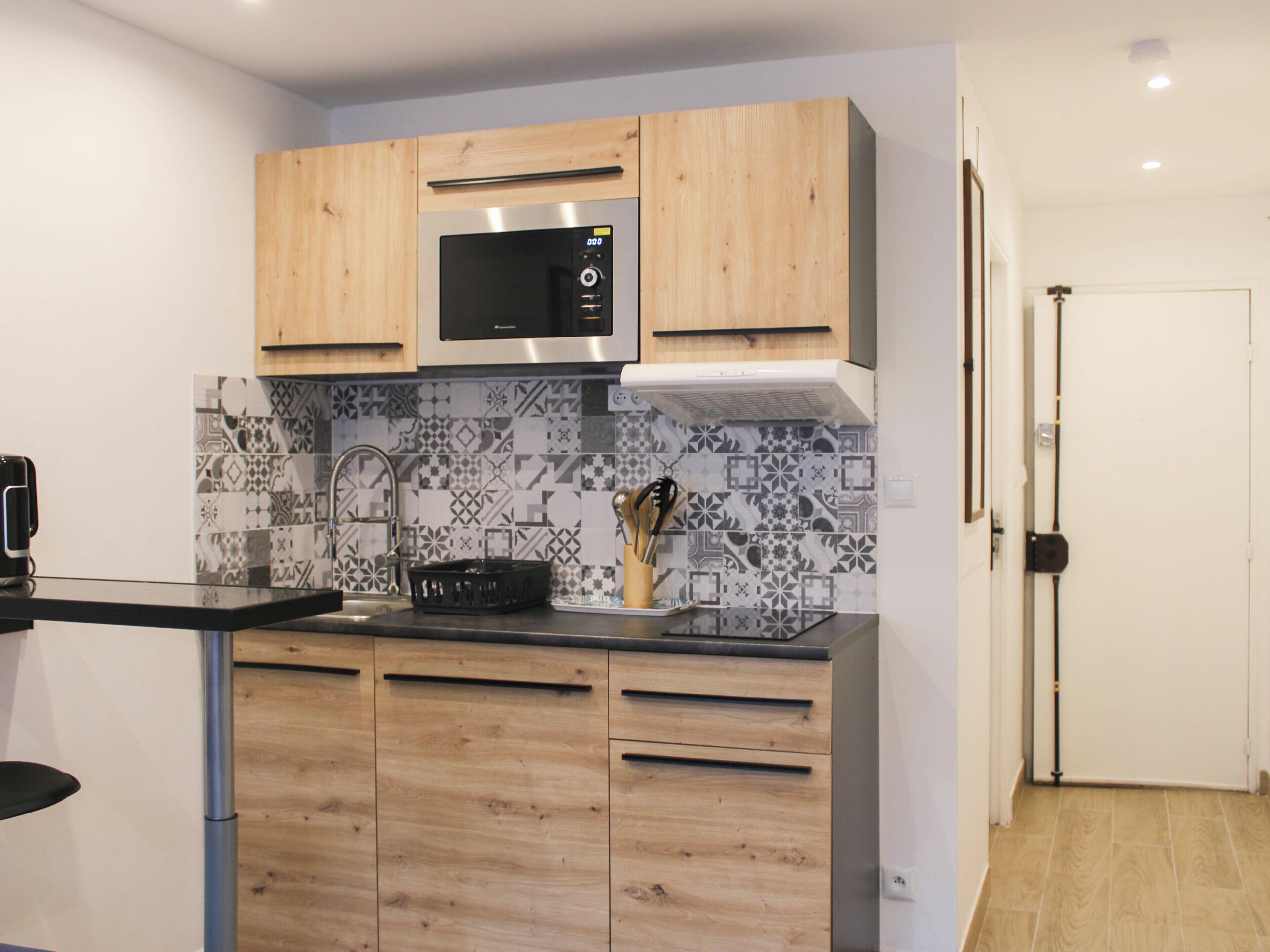 Kühlschrank, Mikrowelle, Ofen, Wasserkocher mit Kaffee-/Teezubehör