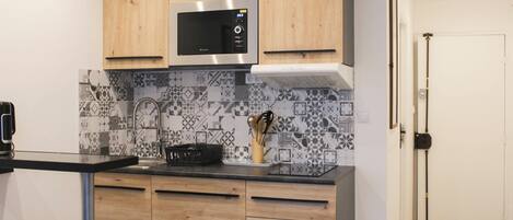 Réfrigérateur, micro-ondes, four, cafetière/bouilloire