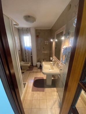 Haartrockner, Handtücher, Seife, Toilettenpapier