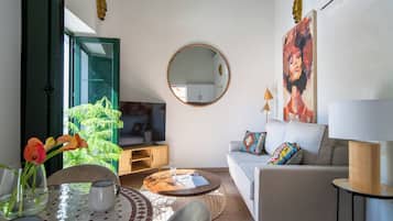 Suite superior - 1 planta | Living area | 55-inch Smart TV with cable channels