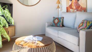 Suite superior - 1 planta | Living area | 55-inch Smart TV with cable channels