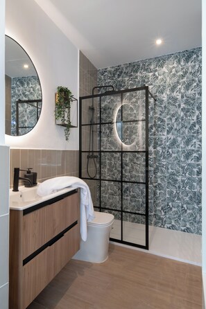 Suite ático con terraza - 2 planta | Baño | Ducha, secador de pelo, toallas y jabón