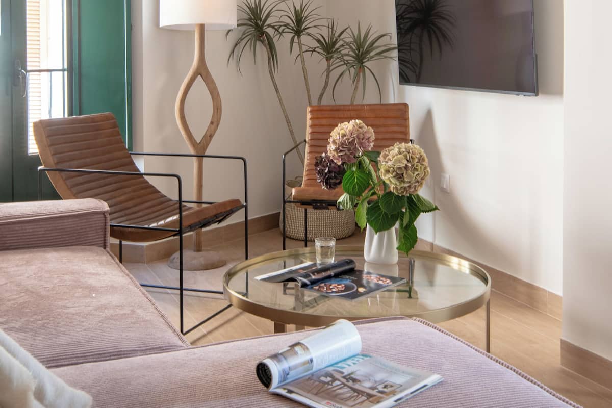 Suite ático con terraza - 2 planta | Zona de estar | Smart TV de 55 pulgadas con canales por cable