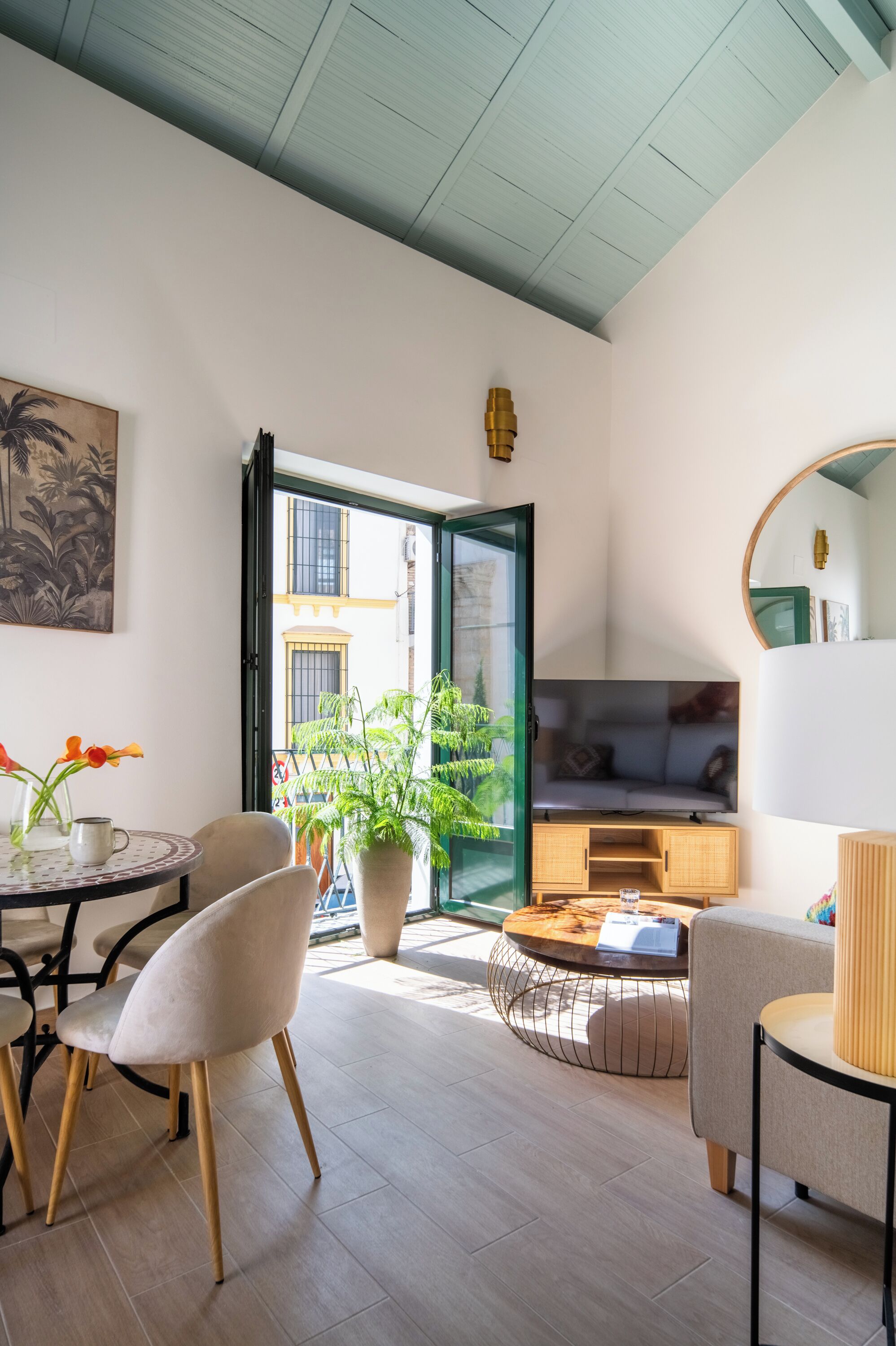 Suite superior - 1 planta | Living area | 55-inch Smart TV with cable channels