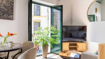 Suite superior - 1 planta | Living area | 55-inch Smart TV with cable channels