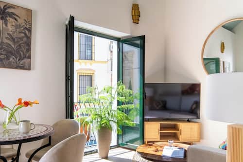 Suite superior - 1 planta | Living area | 55-inch Smart TV with cable channels