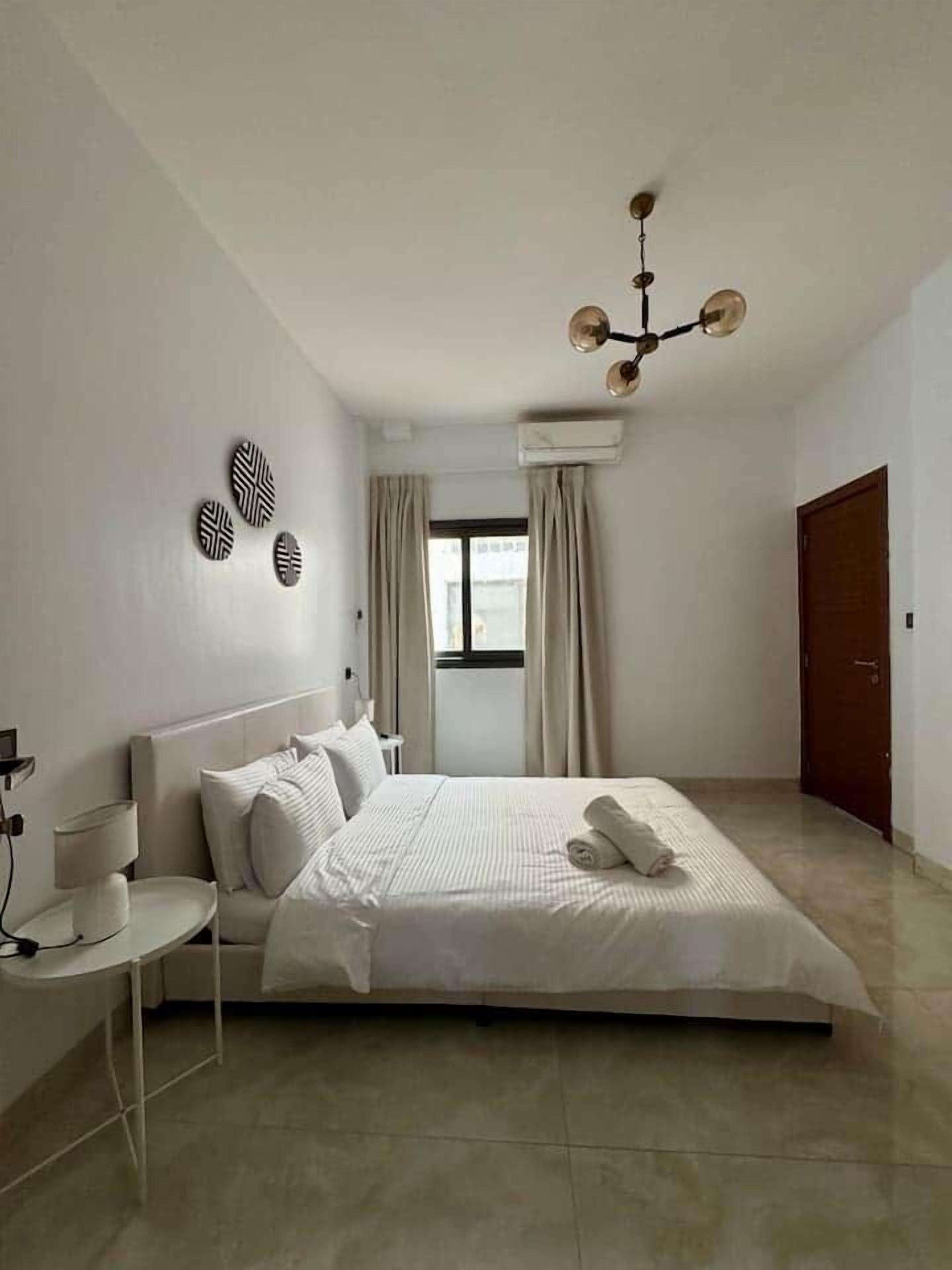 3 habitaciones, tabla de planchar con plancha, wifi y ropa de cama 