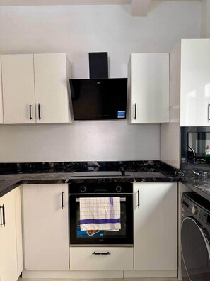 Kühlschrank, Mikrowelle, Ofen, Herdplatte