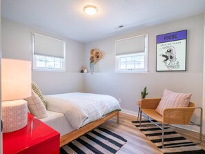 2 slaapkamers, een bureau, een strijkplank/strijkijzer, reisbedje