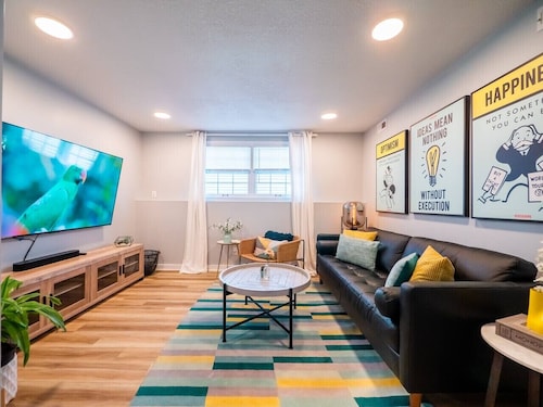 [2]  Monopoly Retreat- 2 Min walk to Mass