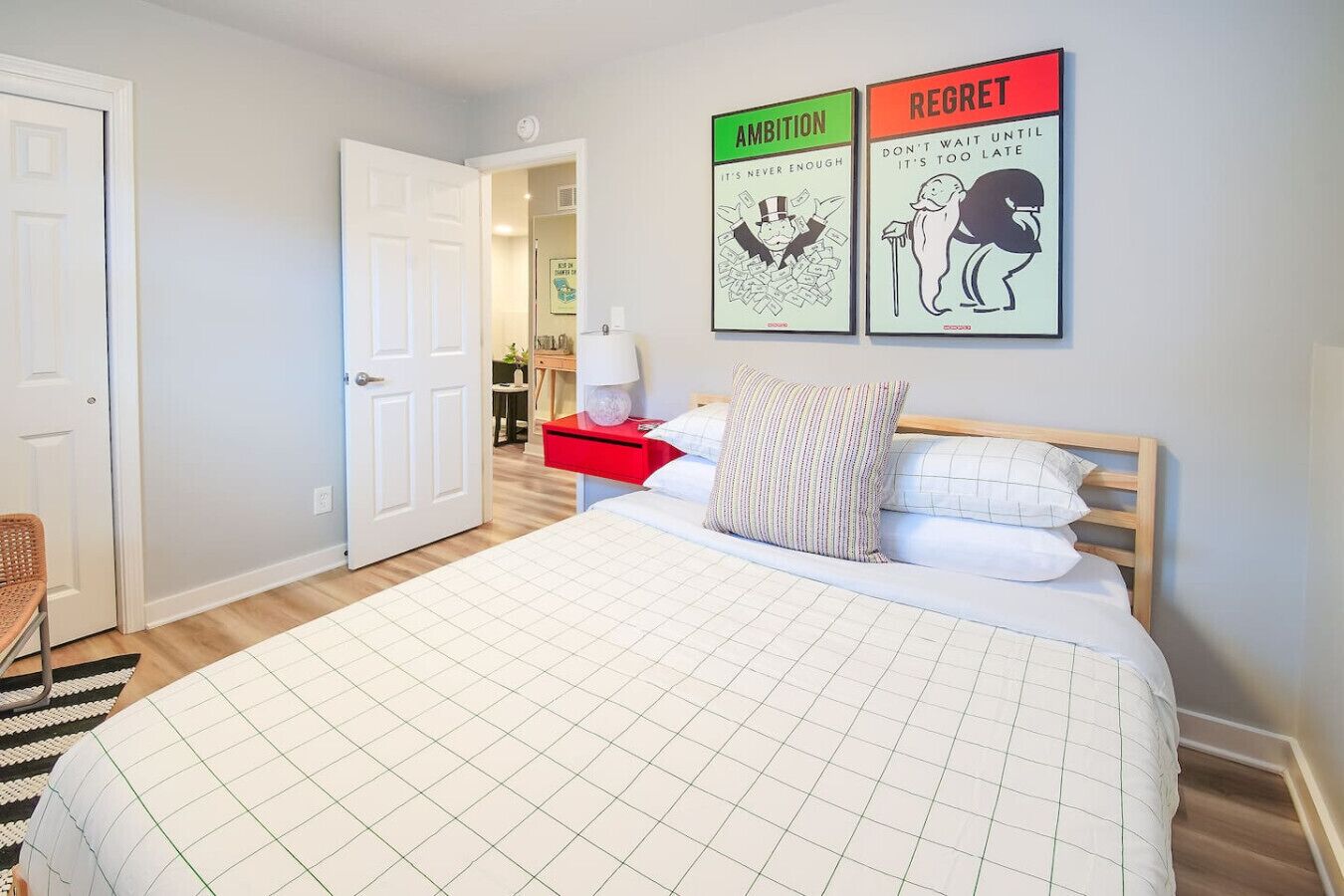 2 dormitorios, escritorio, tabla de planchar con plancha y cuna de viaje