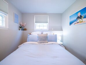 2 bedrooms, desk, iron/ironing board, travel crib - Playful, walkable, and comfortable, just steps from Mass Street. (Lawrence)