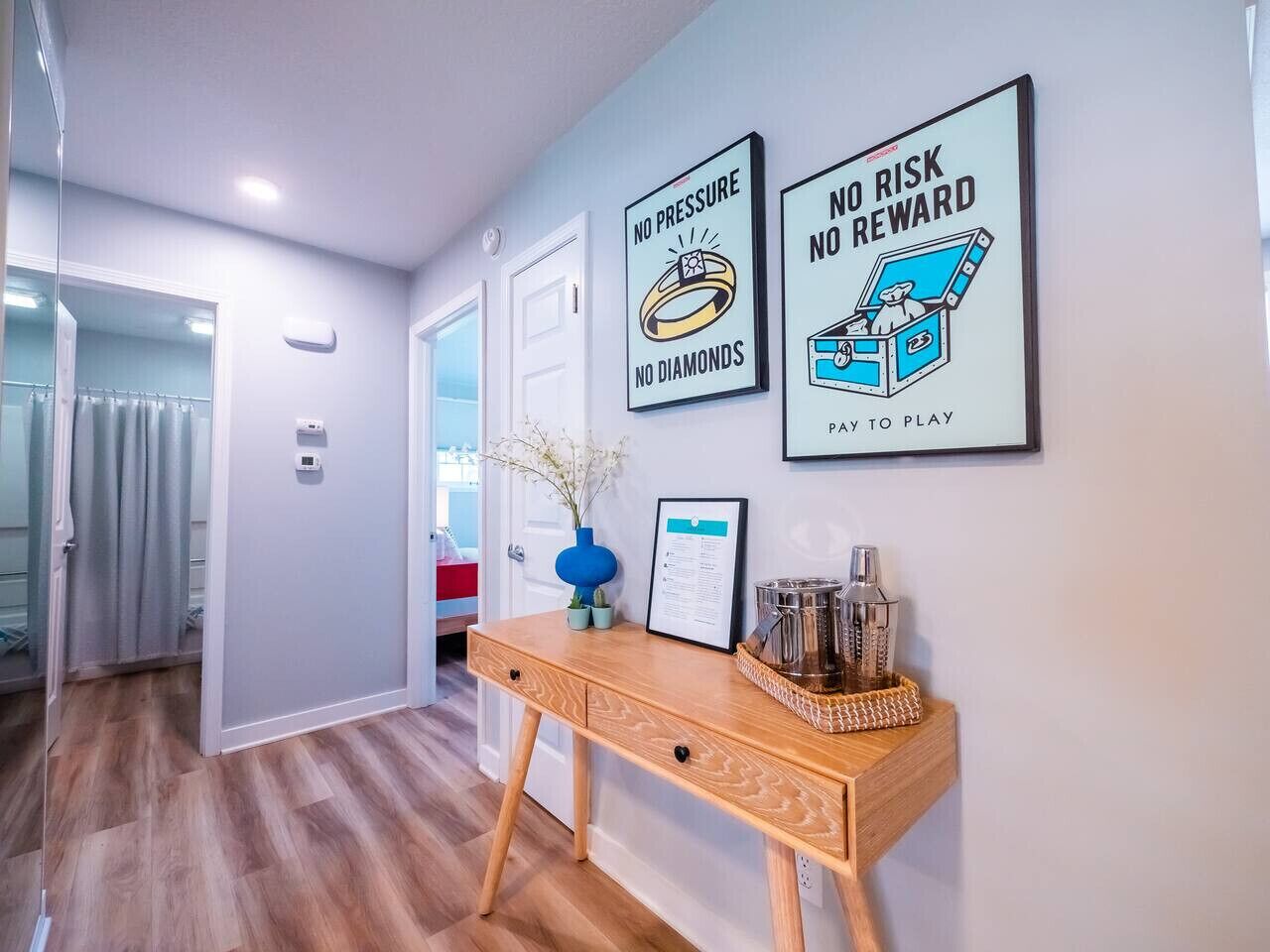 2 slaapkamers, een bureau, een strijkplank/strijkijzer, reisbedje