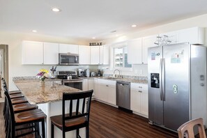 Kjøleskap, mikrobølgeovn, ovn og oppvaskmaskin