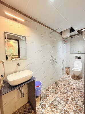 Family Quadruple Room | Bathroom | Towels, soap, shampoo