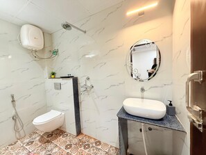 Habitación económica doble, no fumadores | Espacio para trabajar con un portátil y tabla de planchar con plancha