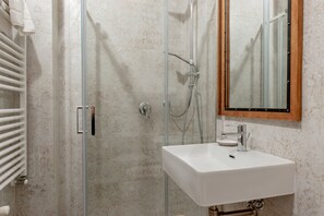 Dusche, Haartrockner, Handtücher