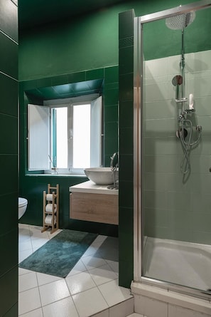 Dusche, kostenlose Toilettenartikel, Haartrockner, Handtücher