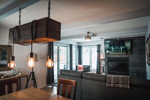 TV, fireplace - Magnificent Peaceful 3-Eleven Condo - Tremblant (Mont-Tremblant)