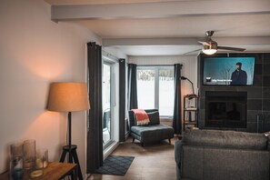 TV, fireplace - Magnificent Peaceful 3-Eleven Condo - Tremblant (Mont-Tremblant)