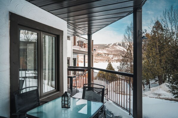 Outdoor dining - Magnificent Peaceful 3-Eleven Condo - Tremblant (Mont-Tremblant)