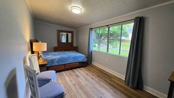 4 bedrooms, iron/ironing board, internet, bed sheets
