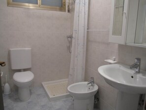 Apartment, 1 Bedroom, Balcony, Garden View | Bathroom - Grado Pineta Flat With Terrace (Grado)