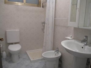 Apartamento, 1 quarto, sacada, vista para o jardim | Banheiro