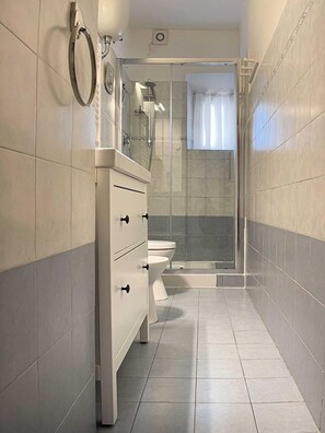 Shower, hair dryer, towels - 'Piave House' Apartment with Private Garden and Wi-Fi (Pisa)