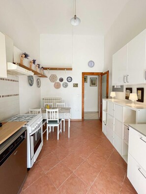 Refrigerador, horno, parrilla de estufa y lavavajillas 