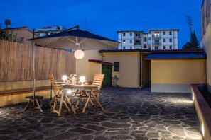 Outdoor dining - 'Piave House' Apartment with Private Garden and Wi-Fi (Pisa)